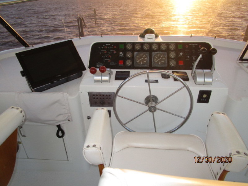 70' Hatteras flybridge helm
