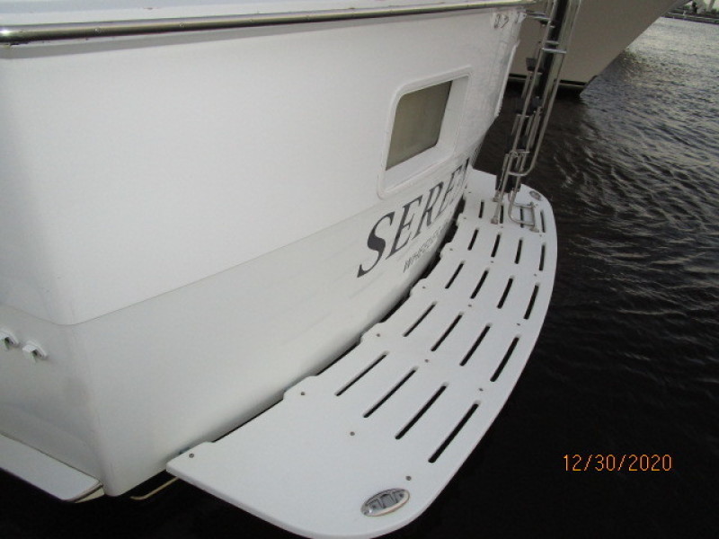 70' Hatteras swimplatform