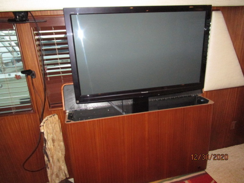 70' Hatteras salon TV1