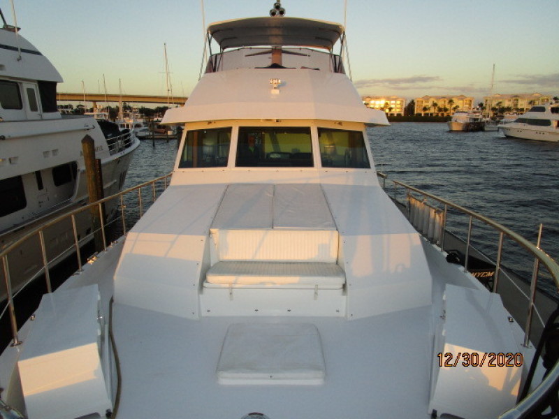 70' Hatteras foredeck aft