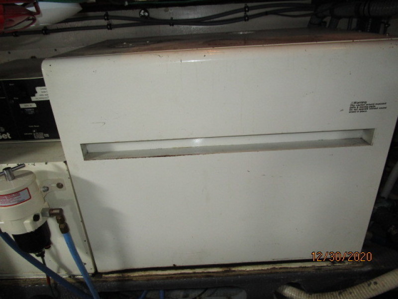 70' Hatteras generator1 soundbox