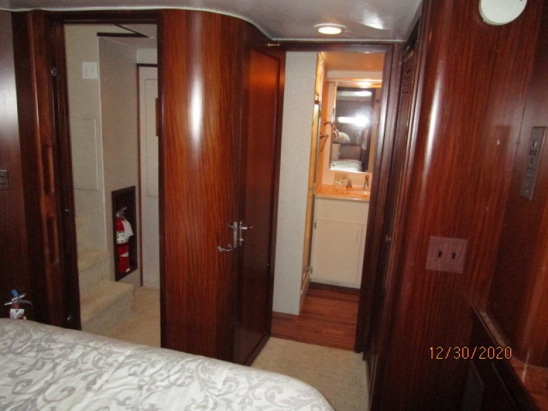 70' Hatteras mid guest stateroom starboard