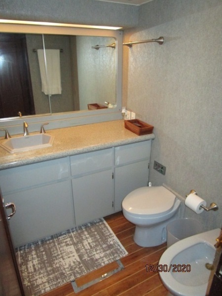 70' Hatteras master stateroom head2