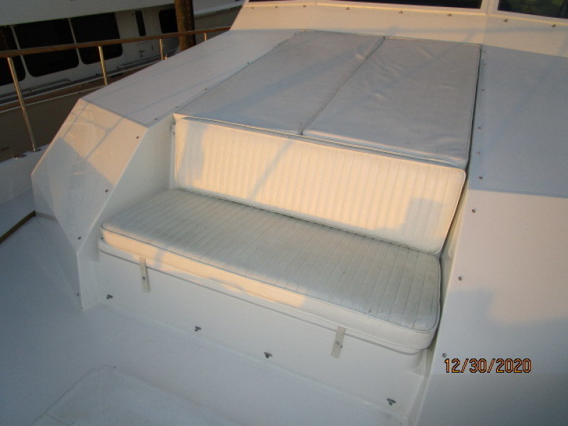 70' Hatteras foredeck seating