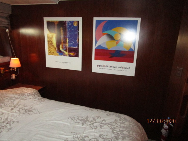 70' Hatteras mid guest stateroom forward