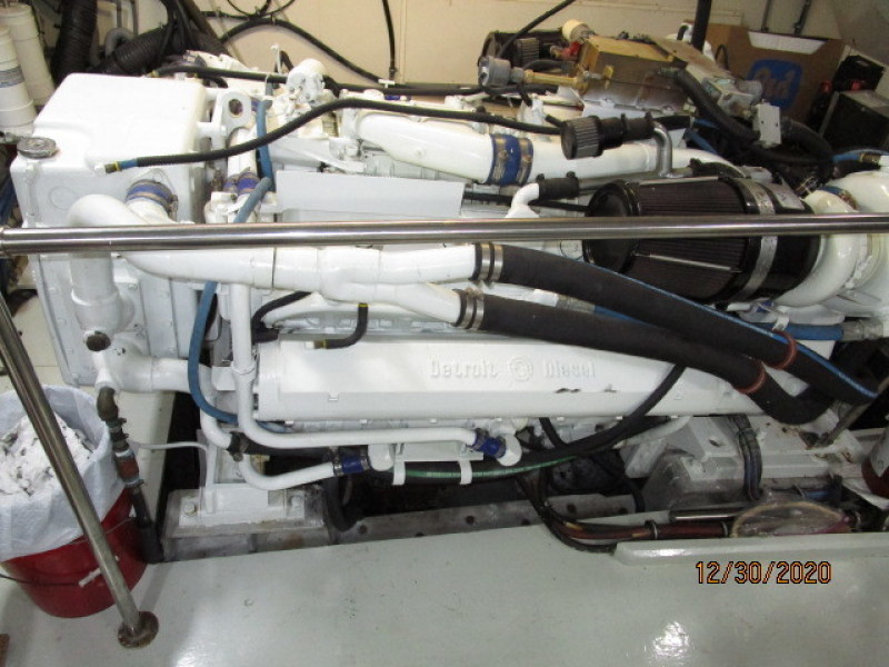 70' Hatteras staboard main engine2