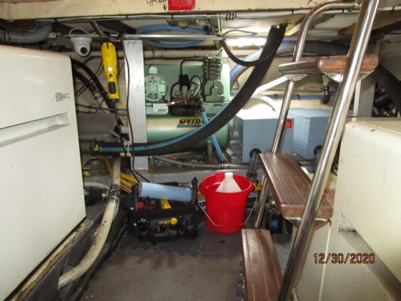 70' Hatteras generator room starboard