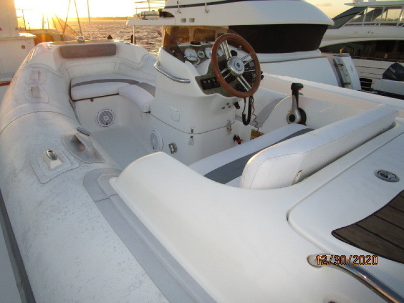 70' Hatteras tender3