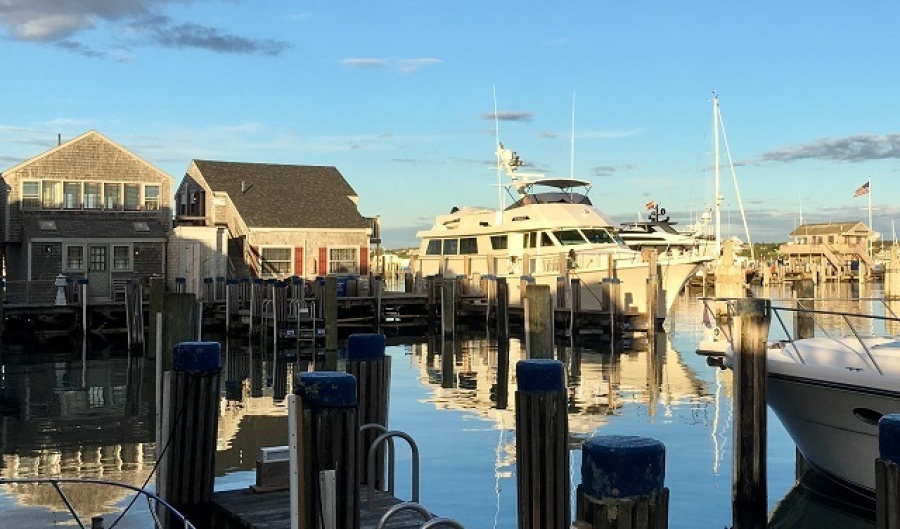 70' Hatteras starboard forward profile3