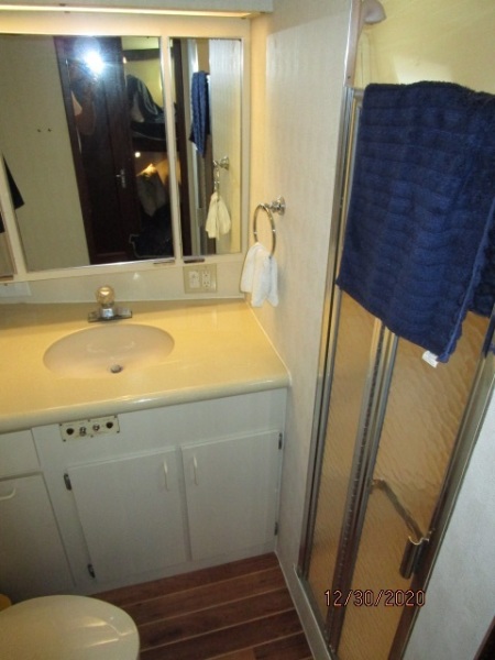 70' Hatteras forward guest stateroom head