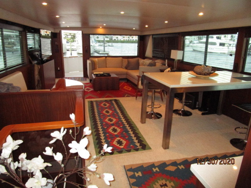 70' Hatteras salon aft