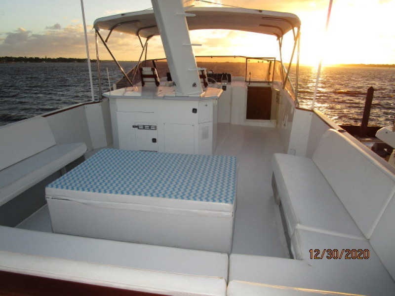 70' Hatteras flybridge forward
