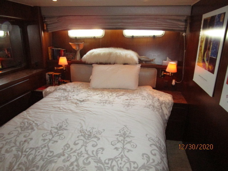 70' Hatteras mid guest stateroom port