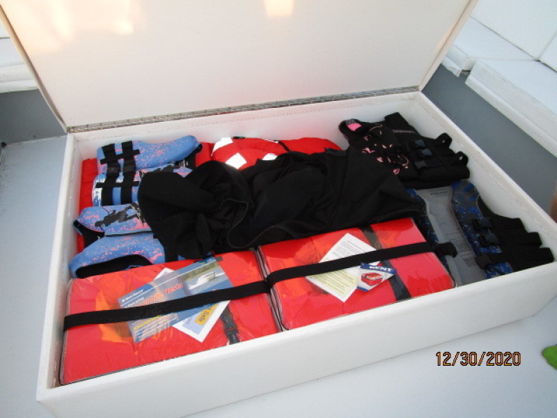 70' Hatteras flybridge ottoman storage
