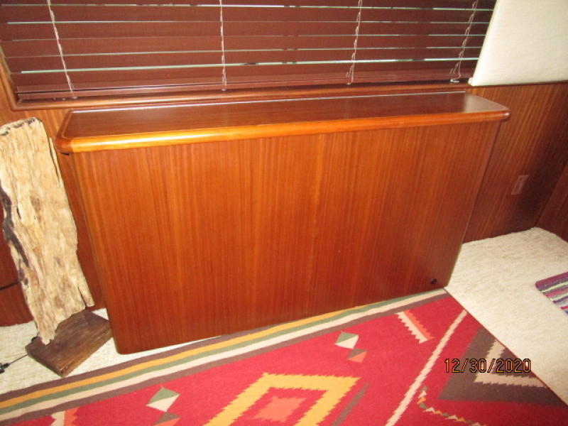 70' Hatteras salon TV2