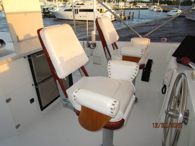 70' Hatteras flybridge helmseats