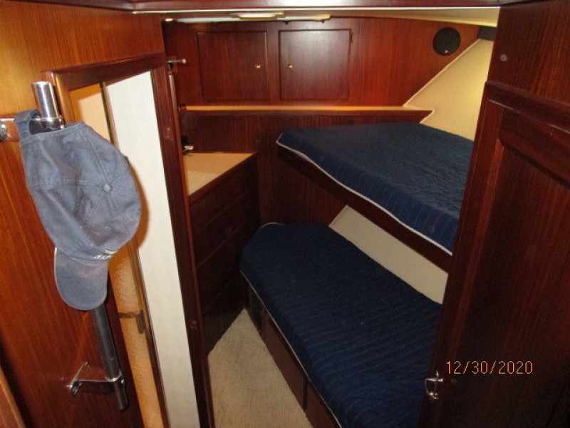 70' Hatteras forward guest stateroom