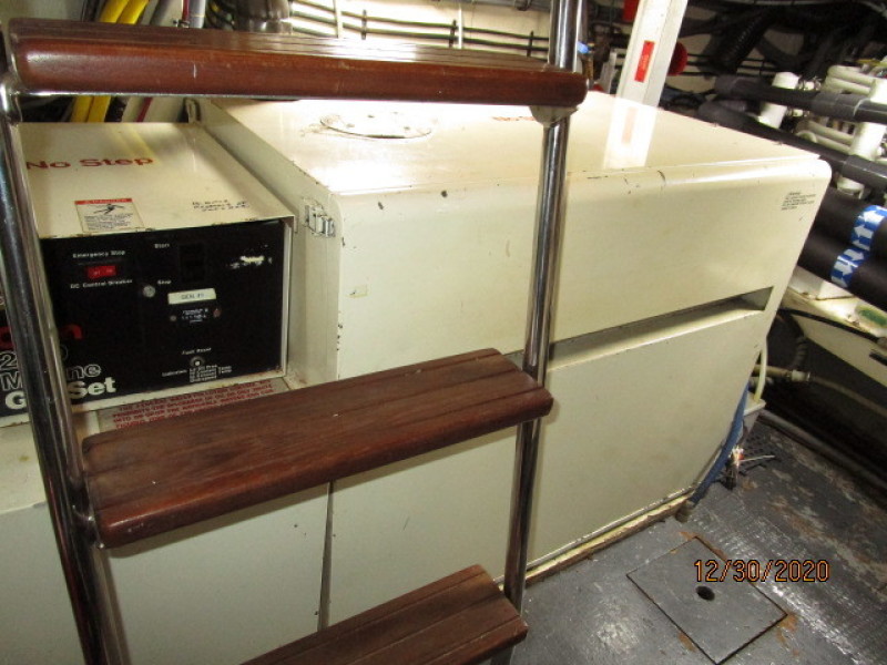 70' Hatteras generator2 soundbox