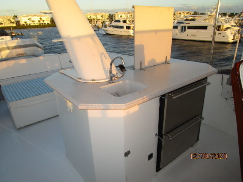 70' Hatteras flybridge wetbar