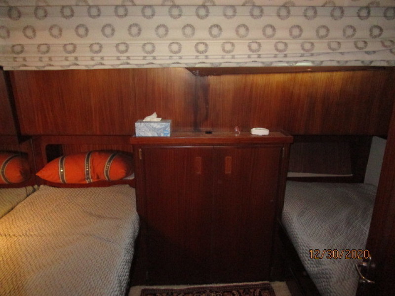70' Hatteras port guest stateroom