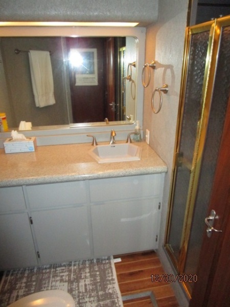 70' Hatteras master stateroom head1