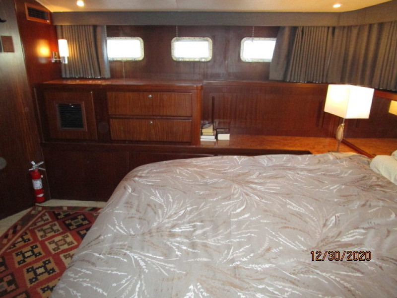 70' Hatteras master stateroom starboard