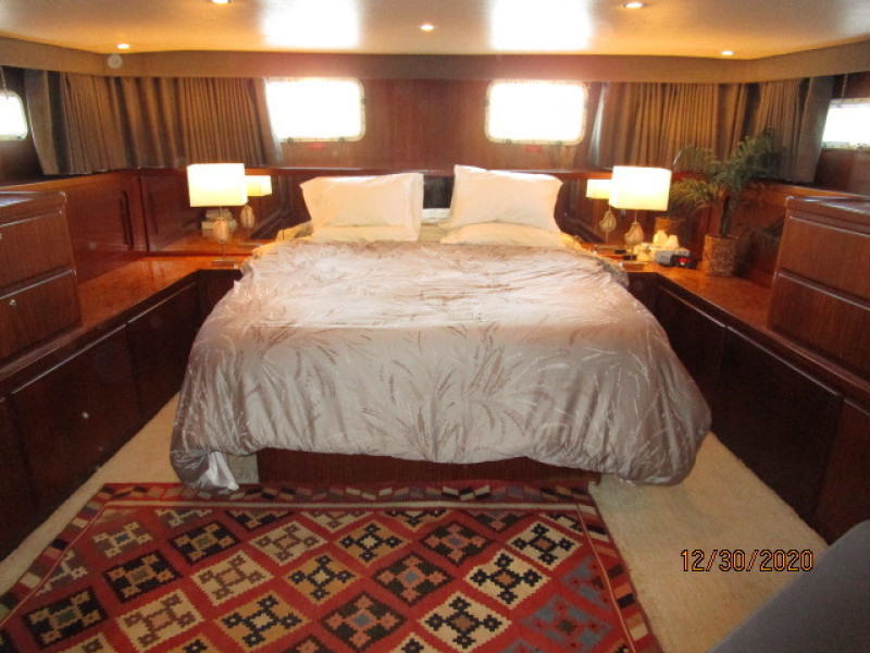 70' Hatteras master stateroom