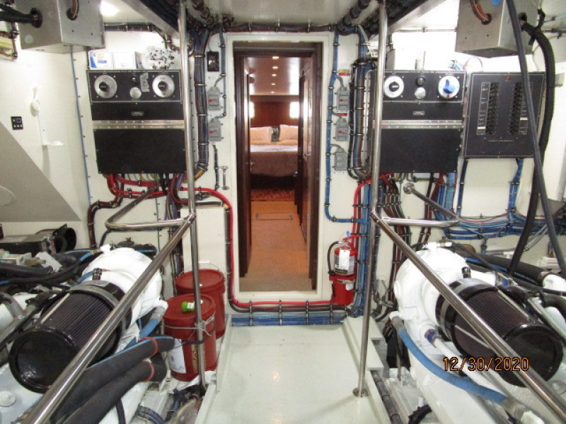 70' Hatteras engine room aft
