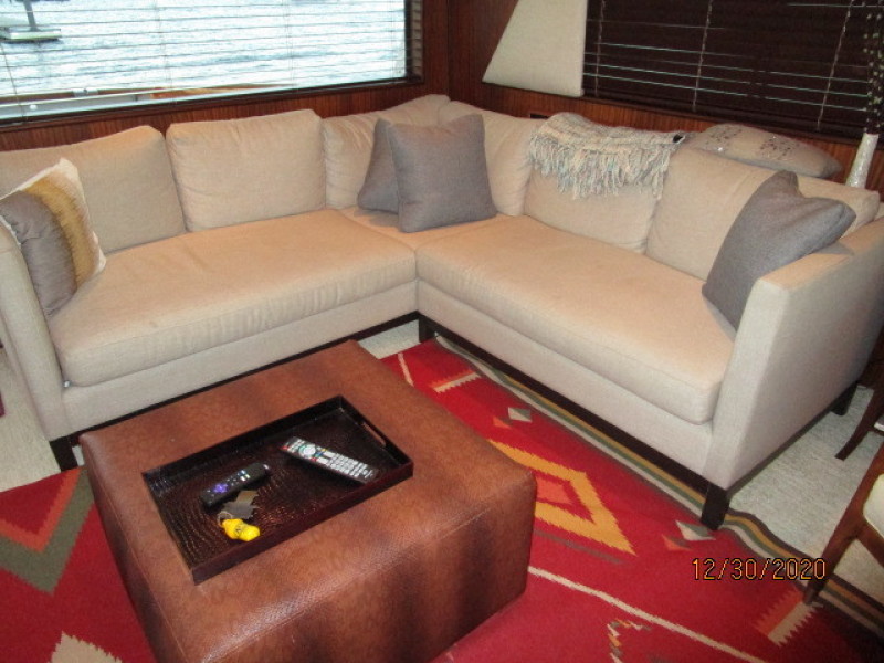 70' Hatteras salon port aft seating