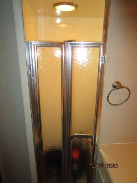 70' Hatteras mid guest stateroom shower