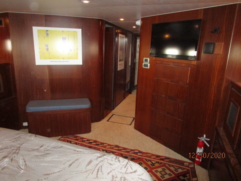 70' Hatteras master stateroom forward