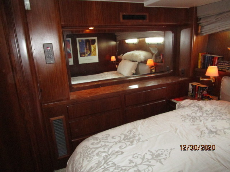 70' Hatteras mid guest stateroom aft
