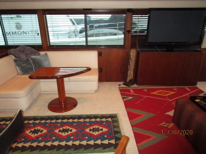 70' Hatteras salon starboard