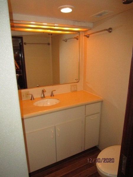 70' Hatteras mid guest stateroom head