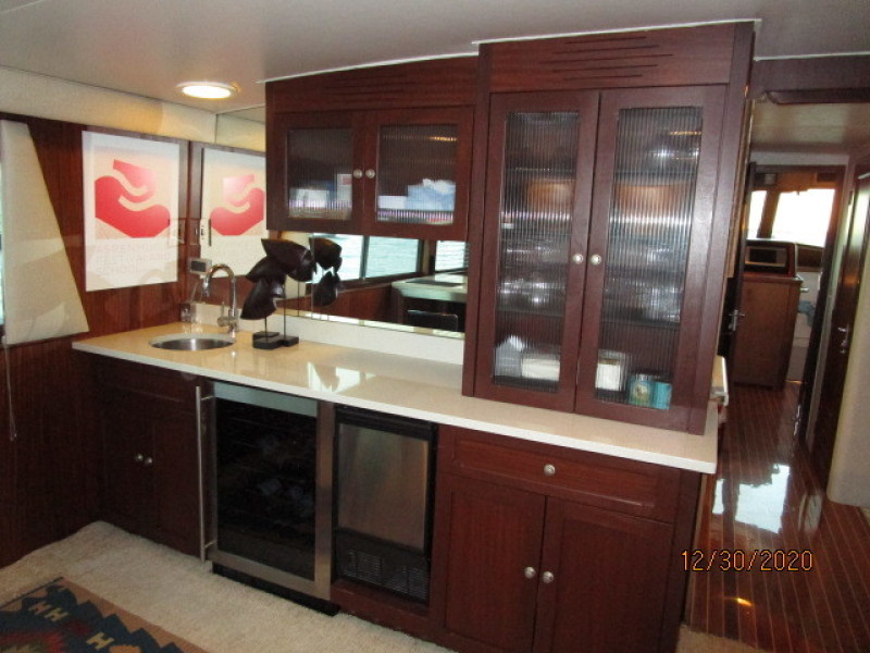 70' Hatteras salon forward wetbar