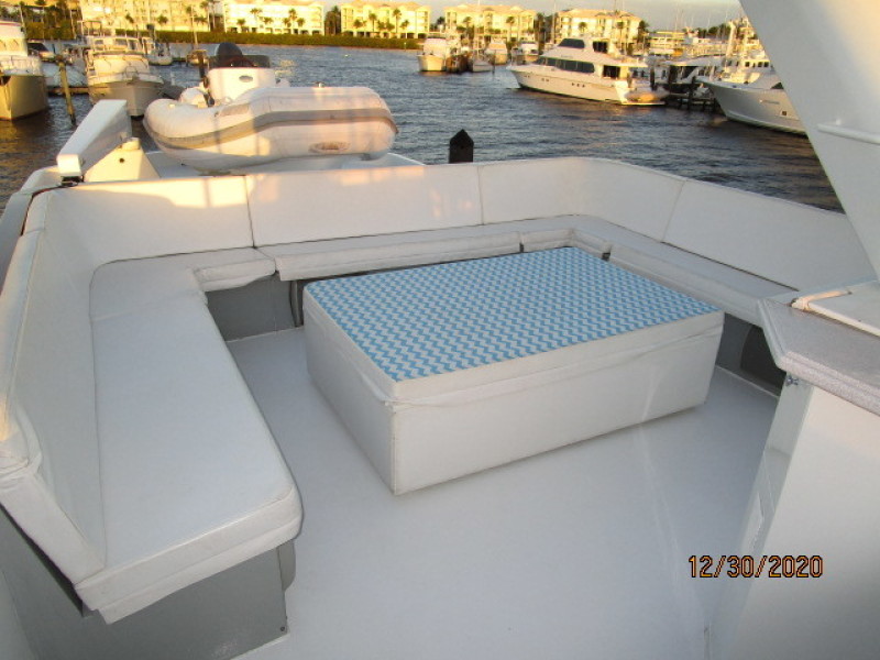 70' Hatteras flybridge aft seating