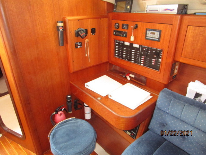 37' Hunter Nav Station