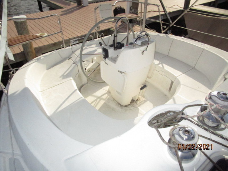 37' Hunter Cockpit Aft