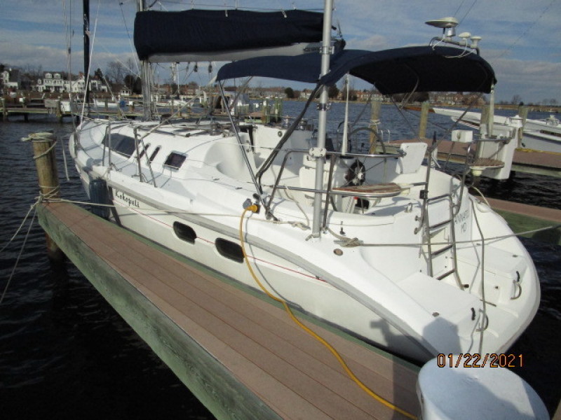 37' Hunter Port Aft Profile