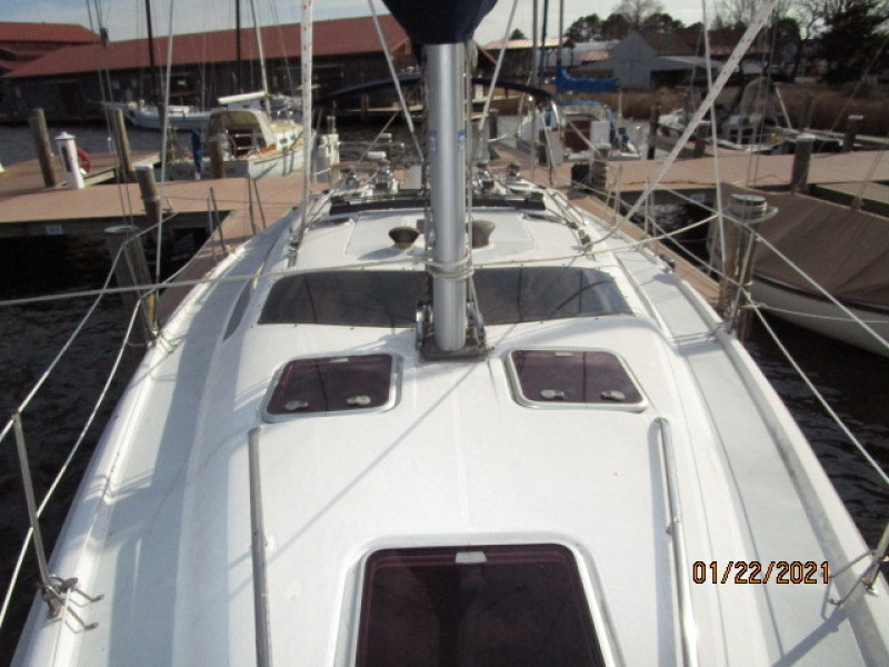 37' Hunter Foredeck Aft