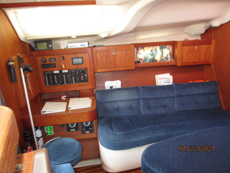 37' Hunter Salon Port