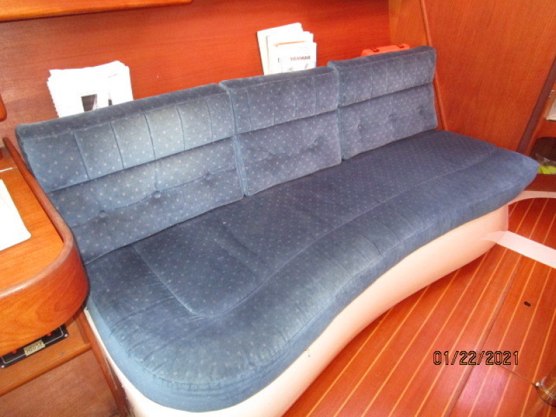 37' Hunter Salon Port Seating