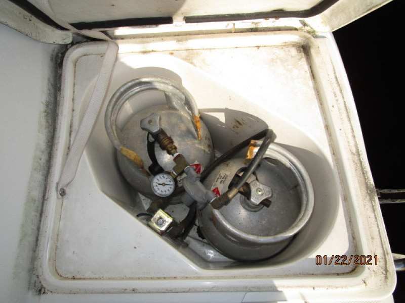 37' Hunter Cockpit Propane Locker
