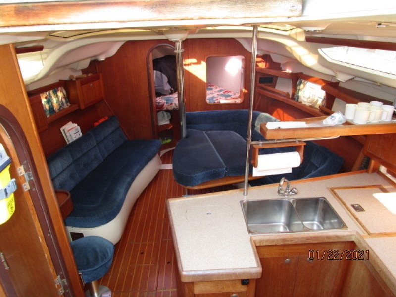 37' Hunter Salon Forward