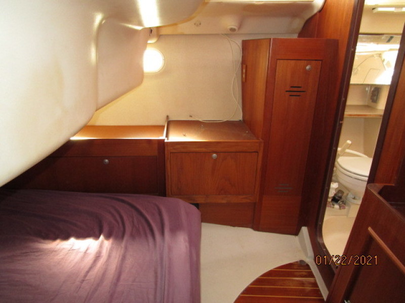 37' Hunter Master Stateroom Port
