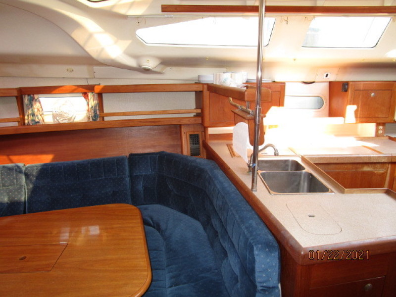 37' Hunter Salon Starboard