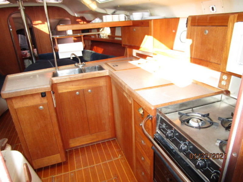 37' Hunter Galley3