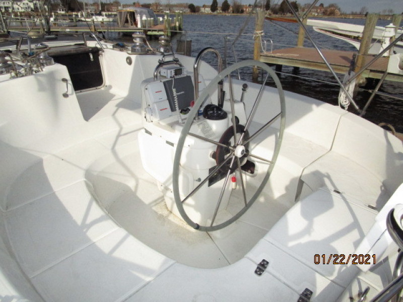 37' Hunter Cockpit Forward1