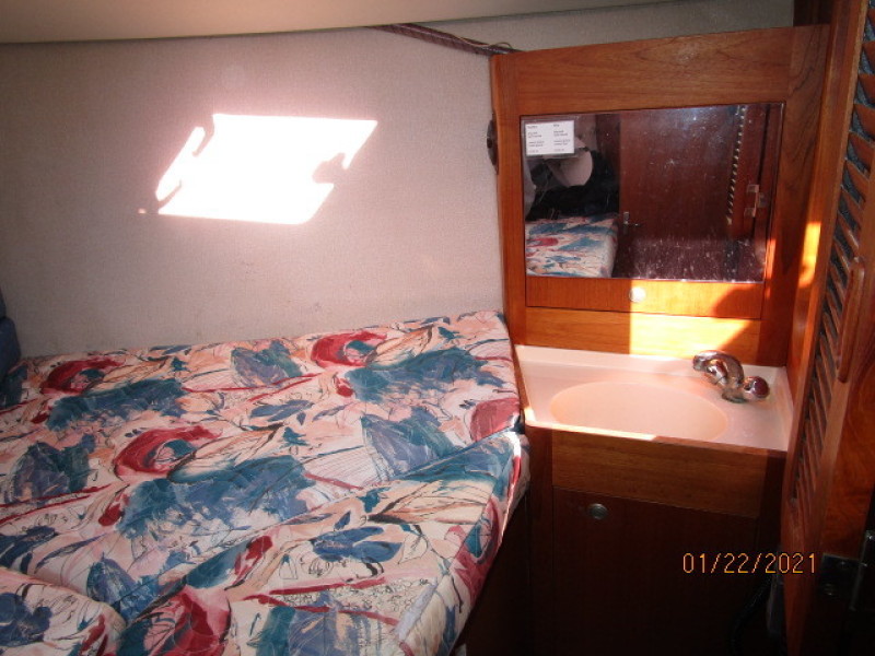 37' Hunter Guest Stateroom Starboard