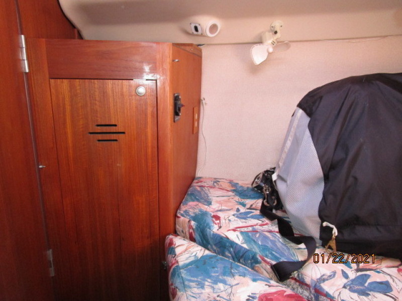37' Hunter Guest Stateroom Port